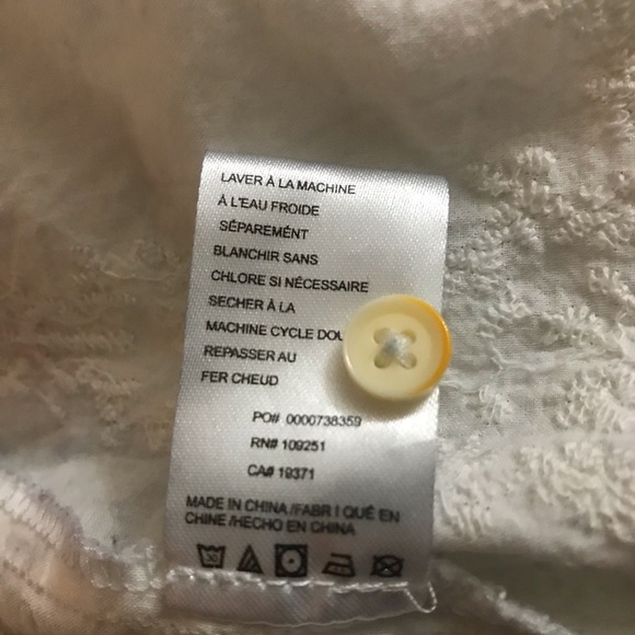 EMBROIDERED ESSENTIAL!!!! Prettiest white button-up classic - Picture 3 of 6